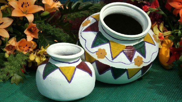 11. ಬಣ್ಣದ ಮಣ್ಣಿನ ಮಡಕೆಗಳು