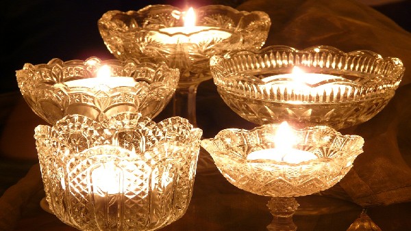 12. ಡಿಸೈನರ್ ಟೀಲೈಟ್ ಹೋಲ್ಡರ್ಸ್