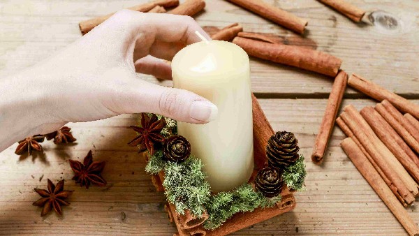 13. ದಾಲ್ಚಿನ್ನಿ ಸ್ಟಿಕ್ಸ್ ಕ್ಯಾಂಡಲ್ ಸ್ಟ್ಯಾಂಡ್