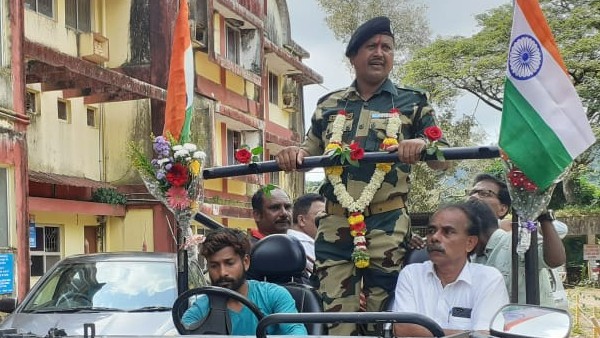 Karwar : Villagers grand welcome to Army man returning after 25 years in service