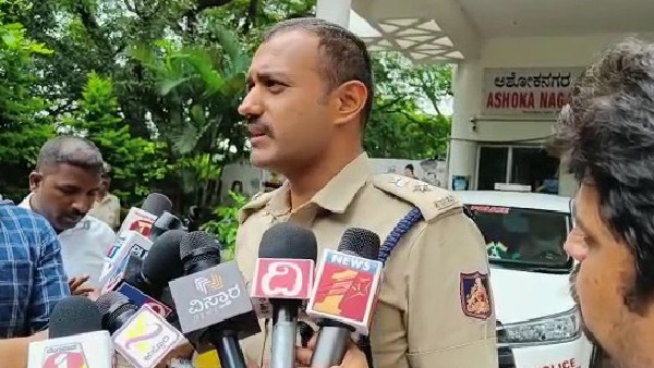 ಆರೋಪಿಯನ್ನು ಸಂತ್ರಸ್ತೆಯ ಪತಿ ಐಡೆಂಡಿಫೈ ಮಾಡಿದ್ದಾರೆ ಆರೋಪಿಯನ್ನು ಸಂತ್ರಸ್ತೆಯ ಪತಿ ಐಡೆಂಡಿಫೈ ಮಾಡಿದ್ದಾರೆ