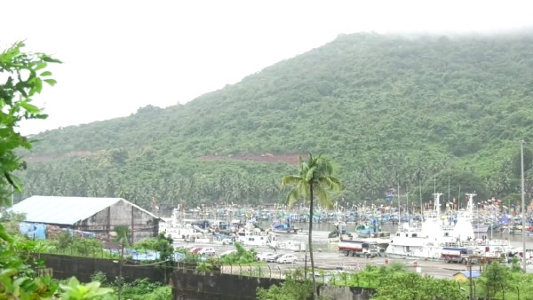 ಗುಡ್ಡದ ಪಕ್ಕದಲ್ಲಿ ರಸ್ತೆ ಕಾಮಗಾರಿ 