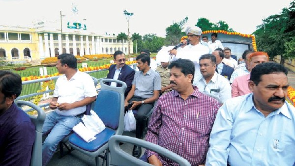  ದೀಪಾಲಂಕಾರ ನೋಡಲೆಂದೇ ನಗರದತ್ತ ಜನರು 