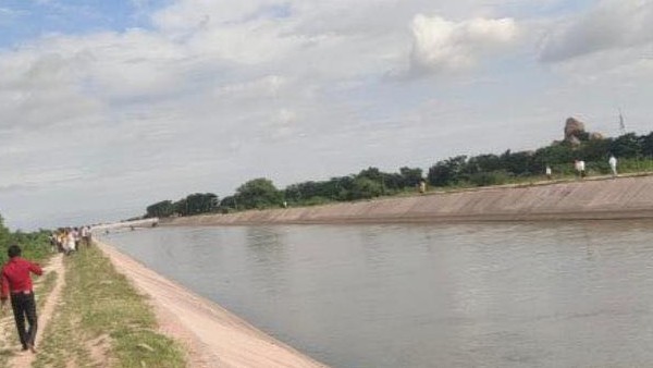 Auto overturn to Canal; Body of Woman Washed away in Ballari will Found Dead in Andhra Pradesh