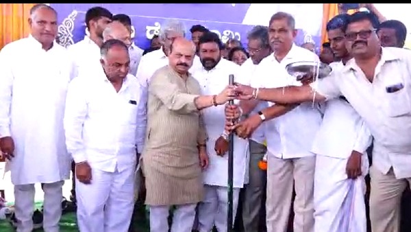 ಮೆಗಾ ಡೇರಿಗೆ ಸಿಎಂ ಶಂಕುಸ್ಥಾಪನೆ ಮೆಗಾ ಡೇರಿಗೆ ಸಿಎಂ ಶಂಕುಸ್ಥಾಪನೆ