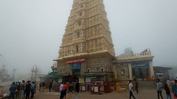 ಗೋಪುರದ ಮೇಲೆ ಏಳು ಚಿನ್ನದ ಕಳಶ 
