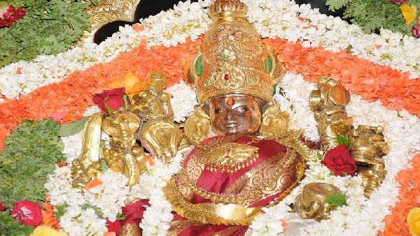 ಪ್ರತಿದಿನ ಪೊಲೀಸರಿಂದ ವಂದನೆ 