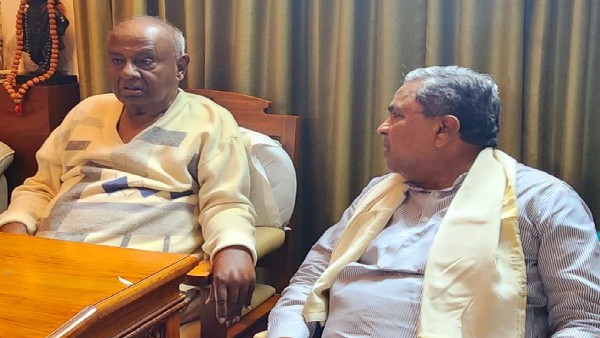 Former CM Siddaramaiah visited former Prime Minister Deve Gowdas house