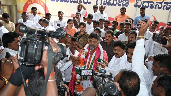 Siddaramaiah Photo missing in DK shivakumar pre-meeting Flex