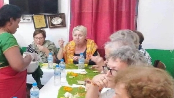 ಆತಿಥ್ಯ ನೀಡುವ ಶಶಿಕಲಾ ದಂಪತಿ 