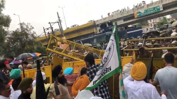 Video: How Farmers Protest created traffic Jam at Haryana Highway; Hundreds Stuck all Night Video: How Farmers Protest created traffic Jam at Haryana Highway; Hundreds Stuck all Night