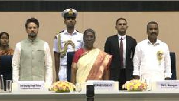  ರಾಷ್ಟ್ರಪತಿ ದ್ರೌಪದಿ ಮುರ್ಮು ಅವರಿಂದ ಪ್ರಶಸ್ತಿ ಸ್ವೀಕಾರ 