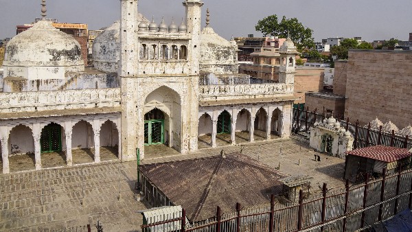 ಮಸೀದಿಯ ಗೋಡೆಯ ಮೇಲೆ ಹಿಂದೂ ದೇವತೆಗಳ ಶಿಲ್ಪ! 