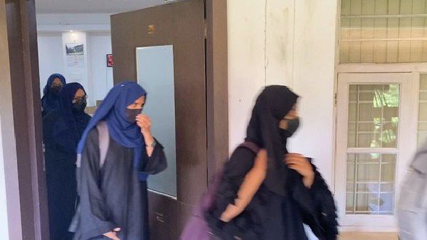 ಉಡುಪಿ ಕಾಲೇಜಿಗೆ ವಿದ್ಯಾರ್ಥಿನಿಯರಿಗೆ ನಿರ್ಬಂಧ ಉಡುಪಿ ಕಾಲೇಜಿಗೆ ವಿದ್ಯಾರ್ಥಿನಿಯರಿಗೆ ನಿರ್ಬಂಧ