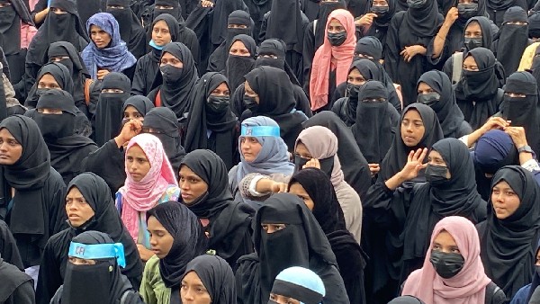 ಧಾರ್ಮಿಕ ಸ್ವಾತಂತ್ರ್ಯ ನಿರ್ಬಂಧಗಳಿಗೆ ಒಳಪಟ್ಟಿರುತ್ತದೆ ಧಾರ್ಮಿಕ ಸ್ವಾತಂತ್ರ್ಯ ನಿರ್ಬಂಧಗಳಿಗೆ ಒಳಪಟ್ಟಿರುತ್ತದೆ