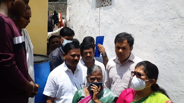 Rain in Hospet; Shashikala Jolle distributed relief to refugees