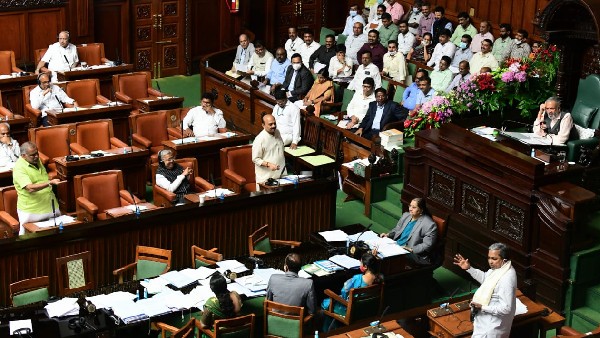 ರಾಜ್ಯದಲ್ಲಿ ಕನ್ನಡಕ್ಕೆ ಮೊದಲ ಪ್ರಾಶಸ್ತ್ಯ ಎಂದ ಸಿಎಂ 