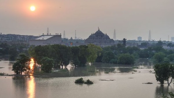 ಆಯುಕ್ತರಿಂದ ಪರವಾನಗಿ ರದ್ದು 