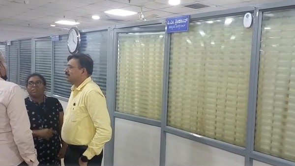 Special officer Srikanth fell into the trap of Lokayukta police while accepting bribe