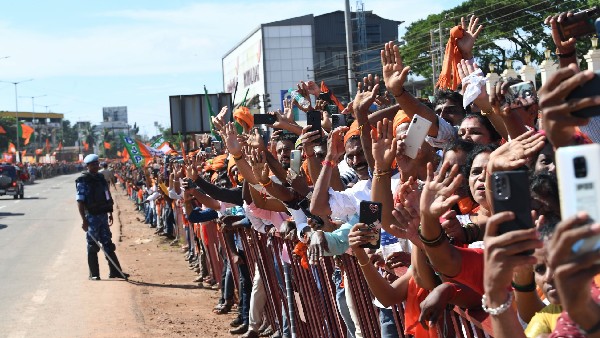 ಮೋದಿ ಬಂದಿ ಹೋದ ಕೆಲವೆ ದಿನದಲ್ಲಿ ಕಿತ್ತು ಬಂದ ರಸ್ತೆ 
