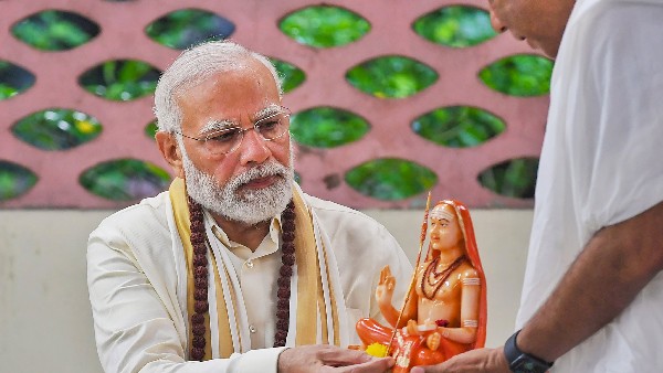  ಏರ್ ಪೋರ್ಟ್ ಲಾಂಜ್‌ನಲ್ಲಿ ಉಳಿದಕೊಳ್ಳುವ ಮೋದಿ