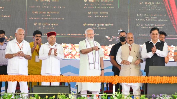  ಮೋದಿಯವರನ್ನು ಆತ್ಮೀಯವಾಗಿ ಬರಮಾಡಿಕೊಂಡ ಯಡಿಯೂರಪ್ಪ