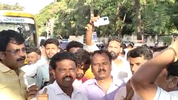 Murugha Mutt Followers Protest against SK Basavarajan 