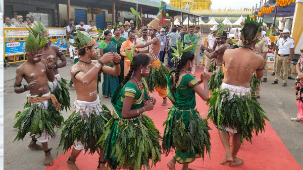 ಬುಡಕಟ್ಟು ಜನಾಂಗದಿಂದ ಸಾಂಪ್ರದಾಯಿಕ ನೃತ್ಯ