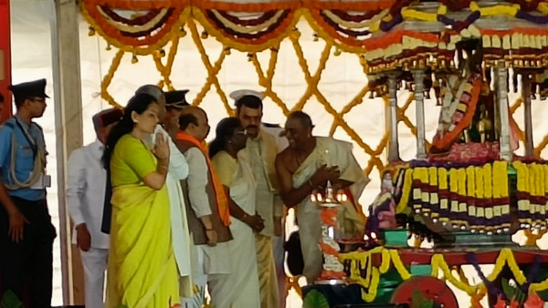 ಚಾಮುಂಡಿ ದೇವಿಗೆ ಪುಷ್ಪಾರ್ಚನೆ ಮಾಡಿ ದಸರಾ ಮಹೋತ್ಸವಕ್ಕೆ ರಾಷ್ಟ್ರಪತಿ ಮುರ್ಮು ಚಾಲನೆ