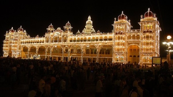  ಮಸಿ ತುಂಬಿದ್ದ ಅಲಂಕೃತ ದೀಪಗಳ ಸ್ವಚ್ಛತೆ