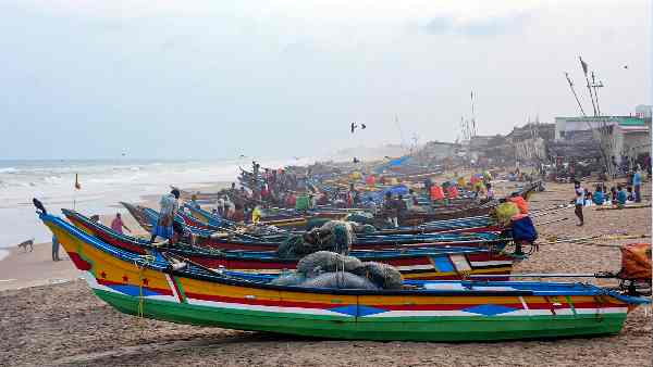 ಗ್ರಾಮಕ್ಕೆ ದಾವಿಸಿದ ವೈದ್ಯರ ತಂಡ ಗ್ರಾಮಕ್ಕೆ ದಾವಿಸಿದ ವೈದ್ಯರ ತಂಡ