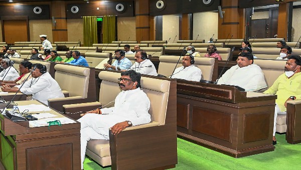 ಜೆಎಂಎಂನ 18, ಕಾಂಗ್ರೆಸ್‌ನ 13 ಶಾಸಕರು ಛತ್ತಿಸ್‌ಗಡಕ್ಕೆ ರವಾನೆ 