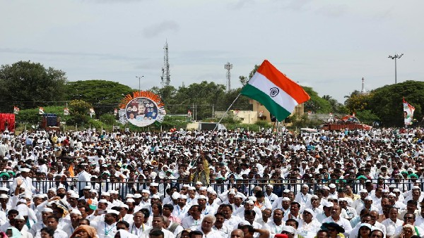ಸಂವಿಧಾನ ಪುಸ್ತಕ ಹಾಗೂ ಪೀಠಿಕೆ ಉಡುಗೊರೆ 