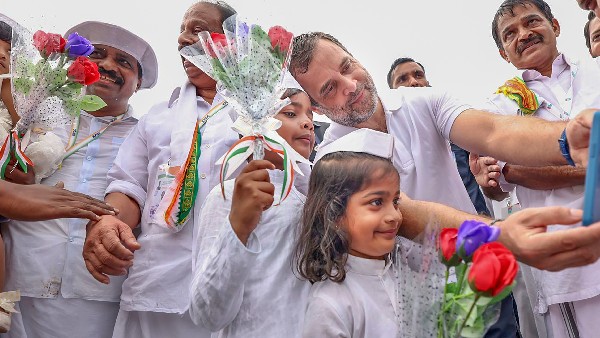 ಮಕ್ಕಳೊಂದಿಗೆ ಸೆಲ್ಫಿ ಕ್ಲಿಕ್ಕಿಸಿಕೊಂಡ ರಾಹುಲ್ ಗಾಂಧಿ 
