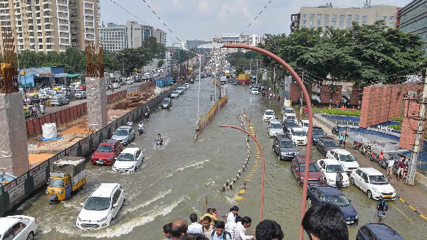  ಬೆಂಗಳೂರು ಮಳೆಗೆ ರಸ್ತೆಯಲ್ಲಿ ಸಿಲುಕಿದ ಐಟಿ ಸಿಬ್ಬಂದಿ