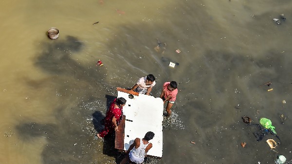  ಕಾಣದಂತೆ ಮರೆಯಾಗಿರುವ ಕೆರೆಗಳು 