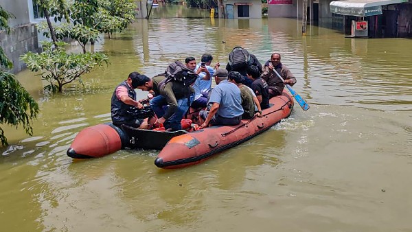 ಸಾರ್ವಜನಿಕರ ರಕ್ಷಣೆಗೆ ಎಸ್ಡಿಆರ್ಎಫ್ ತಂಡ ಸಾರ್ವಜನಿಕರ ರಕ್ಷಣೆಗೆ ಎಸ್ಡಿಆರ್ಎಫ್ ತಂಡ