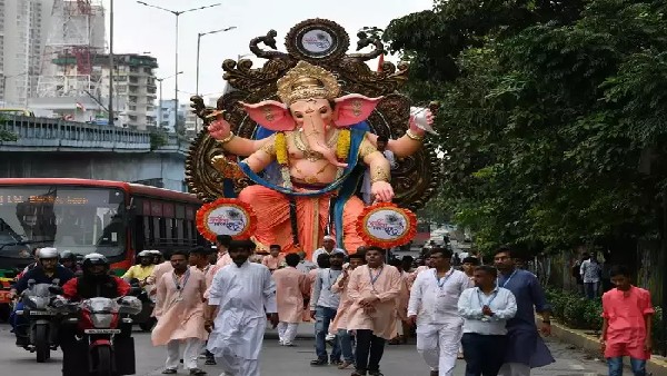 ಪೊಲೀಸ್‌ ಬಂದೋಬಸ್ತ್ ಮೂಲಕ ಮೆರವಣಿ 
