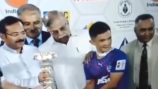 Governor pushed aside Sunil Chhetri during awarding