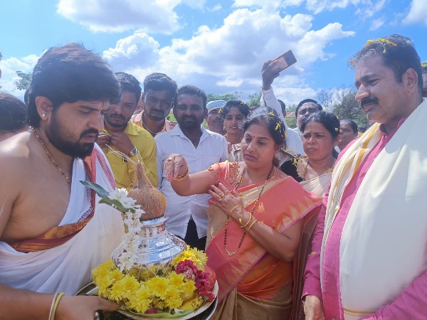 ಶಾಸಕಿ ನೇತೃತ್ವದಲ್ಲಿ ಗಂಗಾ ಪೂಜೆ ಶಾಸಕಿ ನೇತೃತ್ವದಲ್ಲಿ ಗಂಗಾ ಪೂಜೆ