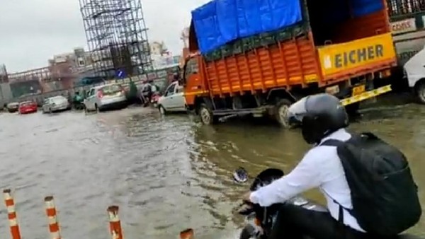 ಬೆಂಗಳೂರಿನ ಹಲವೆಡೆ ರಸ್ತೆ ಜಲಾವೃತ