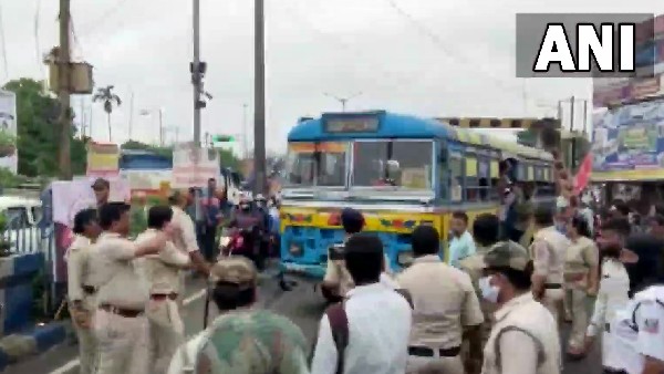 ವಿಶೇಷ ರೈಲು ಹತ್ತದಂತೆ ತಡೆ ವಿಶೇಷ ರೈಲು ಹತ್ತದಂತೆ ತಡೆ