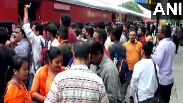 ಕೋಲ್ಕತ್ತಾದ ಗಡಿಗಳಲ್ಲಿ ಪೊಲೀಸ್ ಸರ್ಪಗಾವಲು ಕೋಲ್ಕತ್ತಾದ ಗಡಿಗಳಲ್ಲಿ ಪೊಲೀಸ್ ಸರ್ಪಗಾವಲು