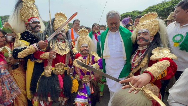 Mysuru dasara 2022; splendor of art troupes at Raita Dasara 