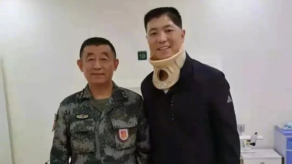  ಚೀನಾ ಸೇನೆಯ 304 ಪ್ರತಿನಿಧಿಗಳಲ್ಲಿ ಒಬ್ಬರಾಗಿದ್ದರು