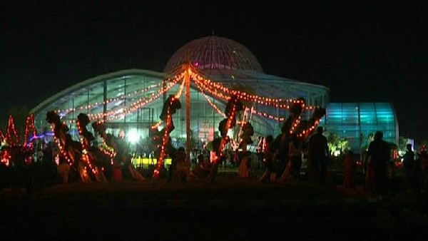 ಗಾಜಿನ ಮನೆ ವಿಕ್ಷಿಸಲು ನೆರೆದ ಪ್ರವಾಸಿಗರ ದಂಡು 