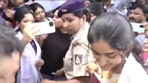  ಸೆಲ್ಫಿಗಾಗಿ ರಮ್ಯಾ ಸುತ್ತುವರಿದ ಅಭಿಮಾನಿಗಳು 