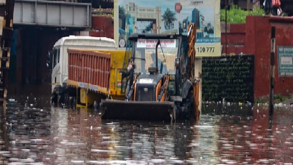 ಬೆಂಗಳೂರು ಮಳೆಯಿಂದಾಗಿ ವಾಹನ ಸವಾರರು ಪರದಾಟ 