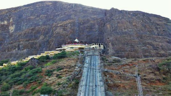 ಪ್ರವಾಸಿಗರ ದಂಡೇ ನೆರೆಯುತ್ತದೆ 
