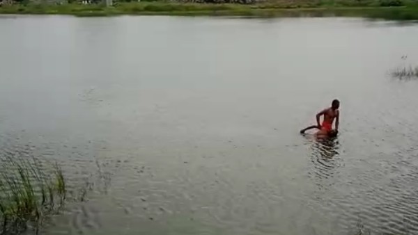  ಮೊಸಳೆ ಹಿಡಿಯಲು ಕೆರೆಗೆ ಜಿಗಿದ ಕುಡುಕ